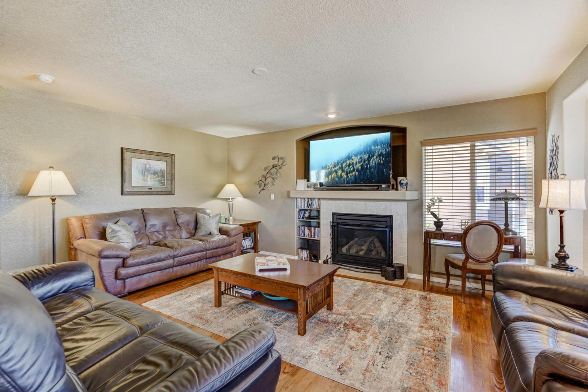 Desirable And Spacious With Mountain Views, Deck, Grill And Yard - Walk To Coffee And Ice Cream! Holiday home *