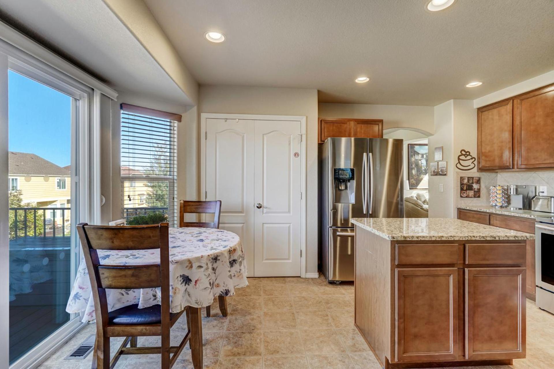 Holiday home Desirable And Spacious With Mountain Views, Deck, Grill And Yard - Walk To Coffee And Ice Cream! *