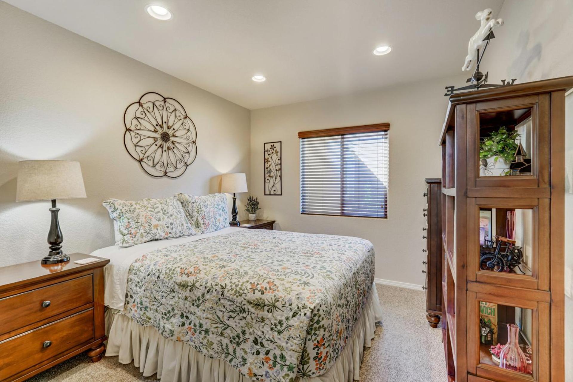 Desirable And Spacious With Mountain Views, Deck, Grill And Yard - Walk To Coffee And Ice Cream! Holiday home Colorado Springs