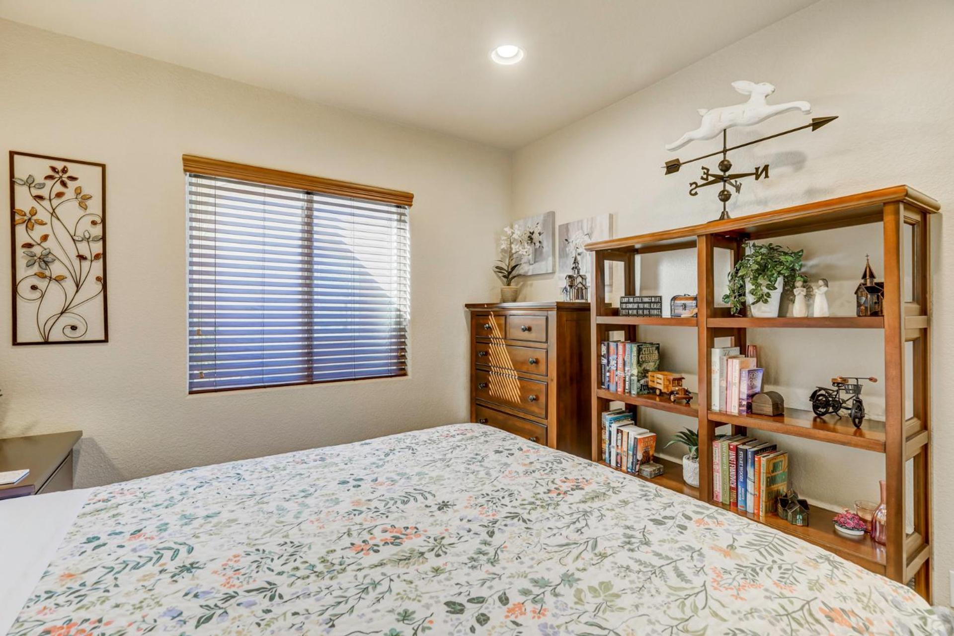 Holiday home Desirable And Spacious With Mountain Views, Deck, Grill And Yard - Walk To Coffee And Ice Cream! Colorado Springs