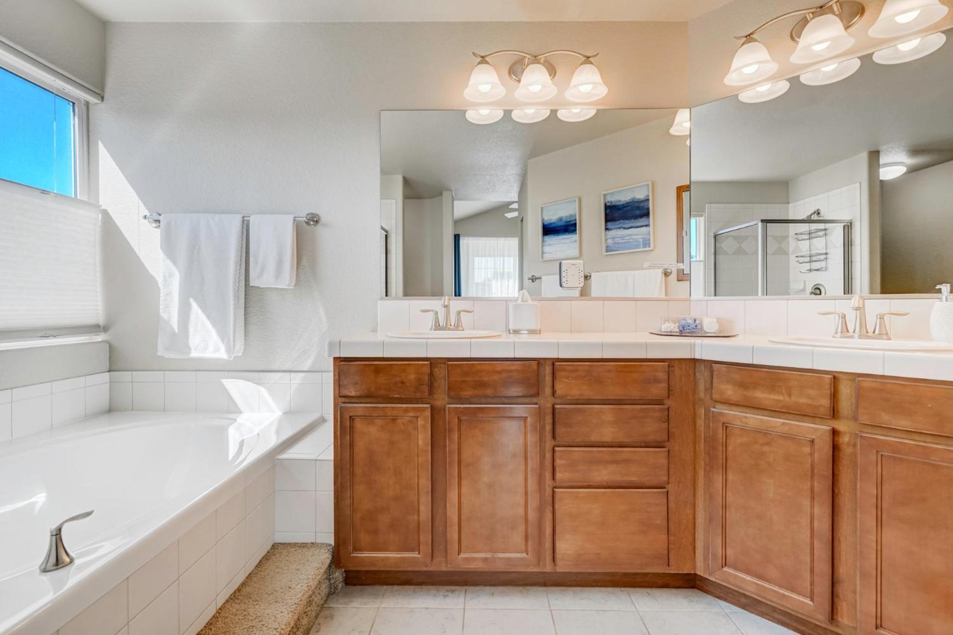 Desirable And Spacious With Mountain Views, Deck, Grill And Yard - Walk To Coffee And Ice Cream! Colorado Springs