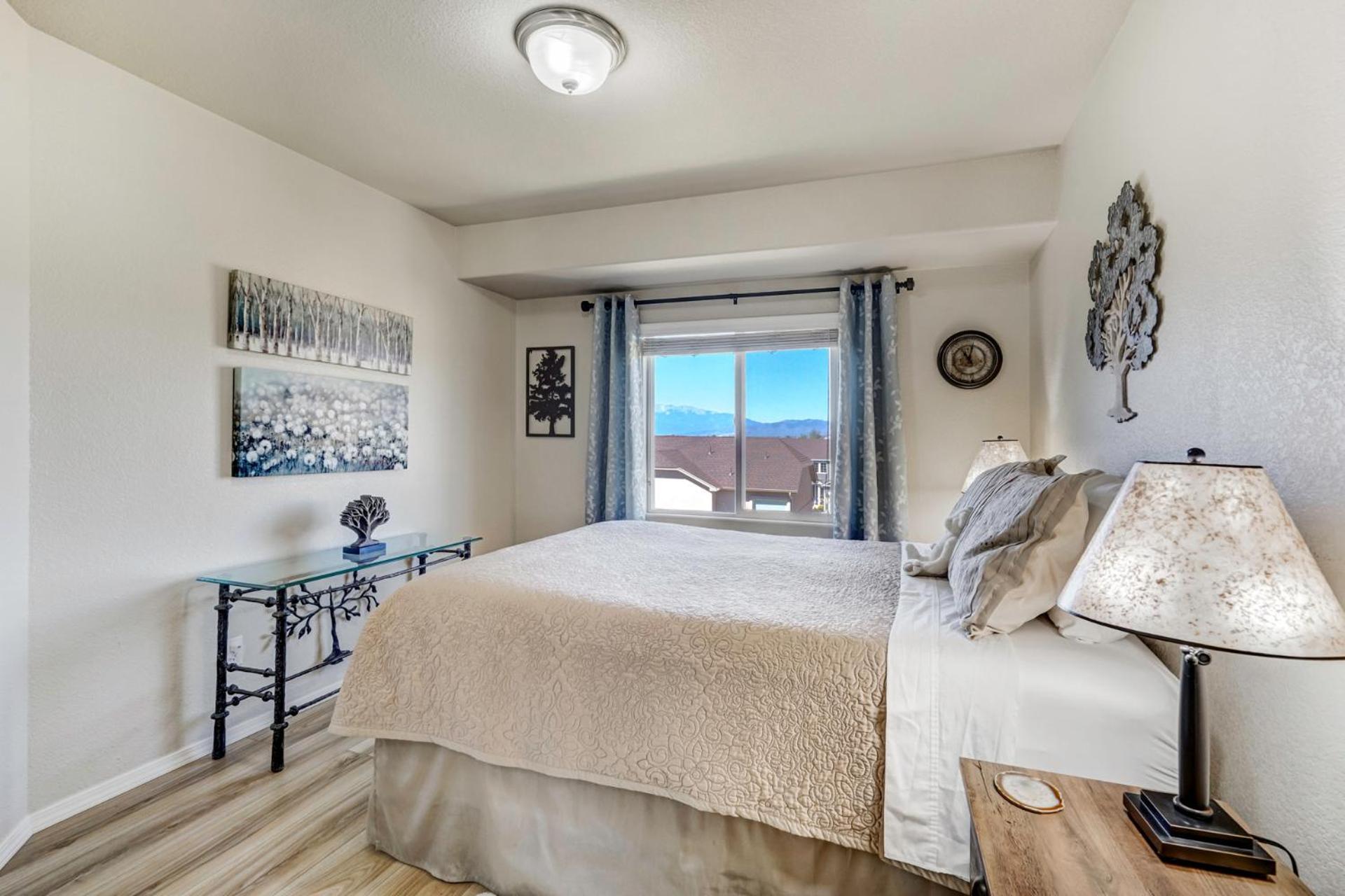 Desirable And Spacious With Mountain Views, Deck, Grill And Yard - Walk To Coffee And Ice Cream! * Colorado Springs