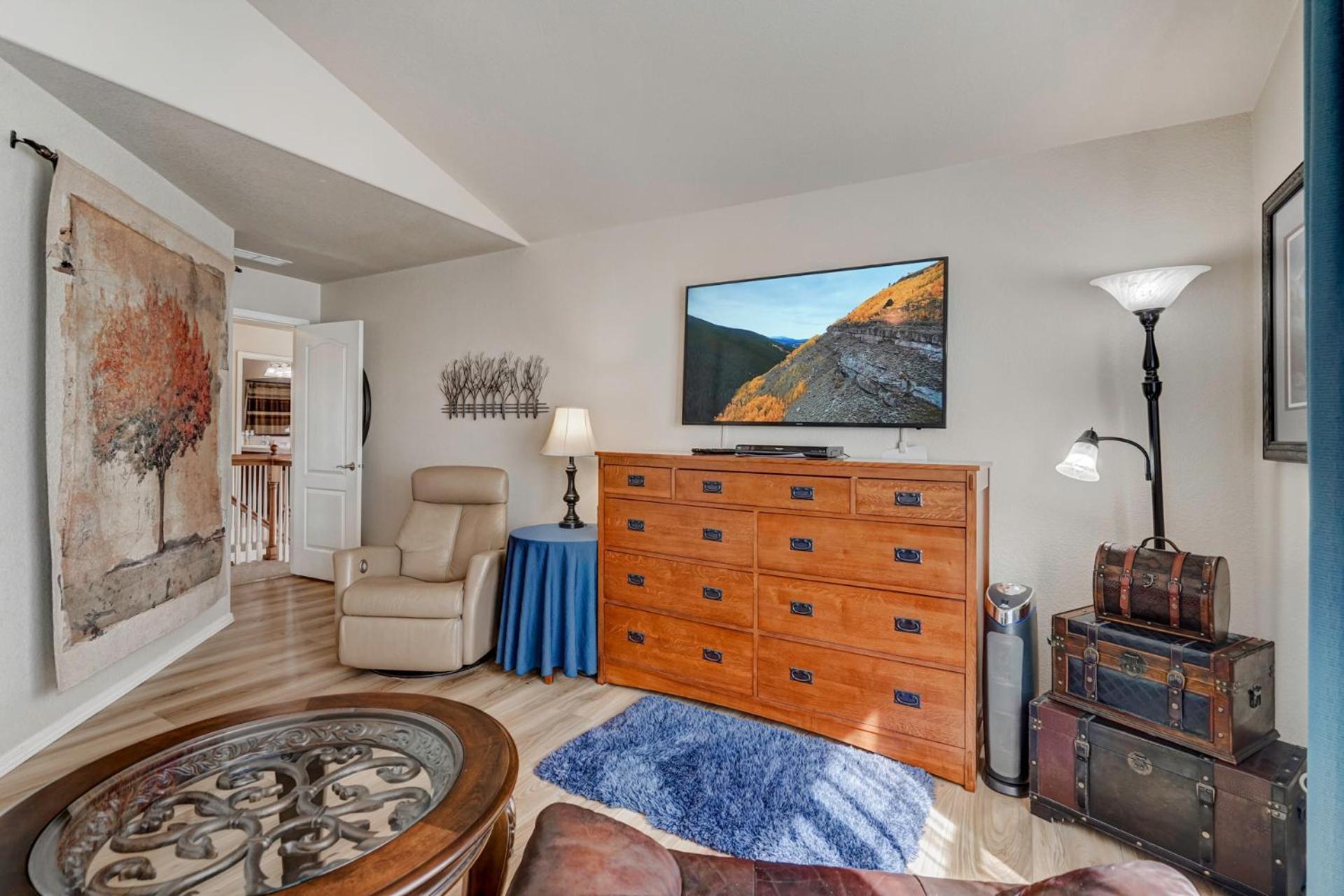 Desirable And Spacious With Mountain Views, Deck, Grill And Yard - Walk To Coffee And Ice Cream! Holiday home