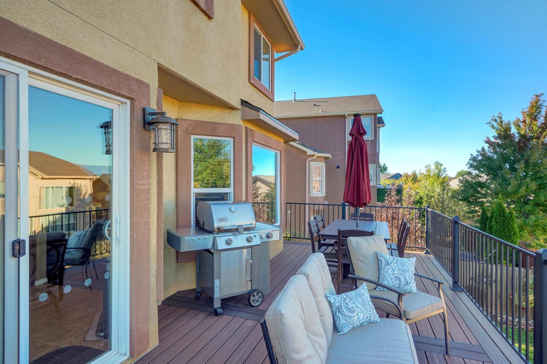 Desirable And Spacious With Mountain Views, Deck, Grill And Yard - Walk To Coffee And Ice Cream! Holiday home Colorado Springs