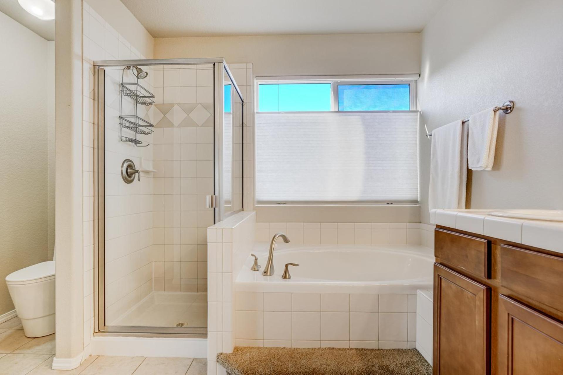 Desirable And Spacious With Mountain Views, Deck, Grill And Yard - Walk To Coffee And Ice Cream! Colorado Springs