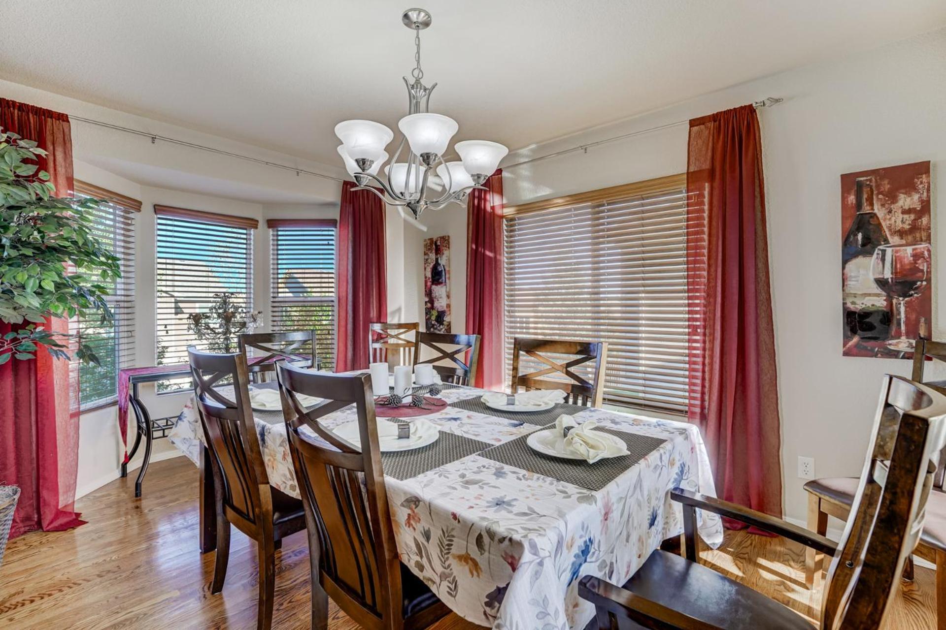Desirable And Spacious With Mountain Views, Deck, Grill And Yard - Walk To Coffee And Ice Cream! * Colorado Springs