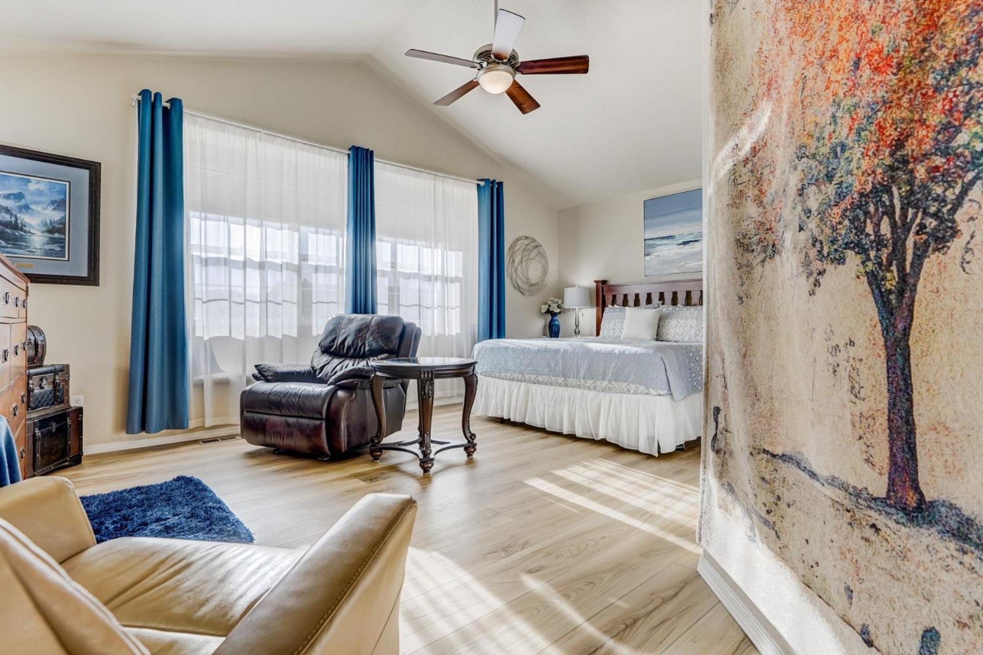 Desirable And Spacious With Mountain Views, Deck, Grill And Yard - Walk To Coffee And Ice Cream!