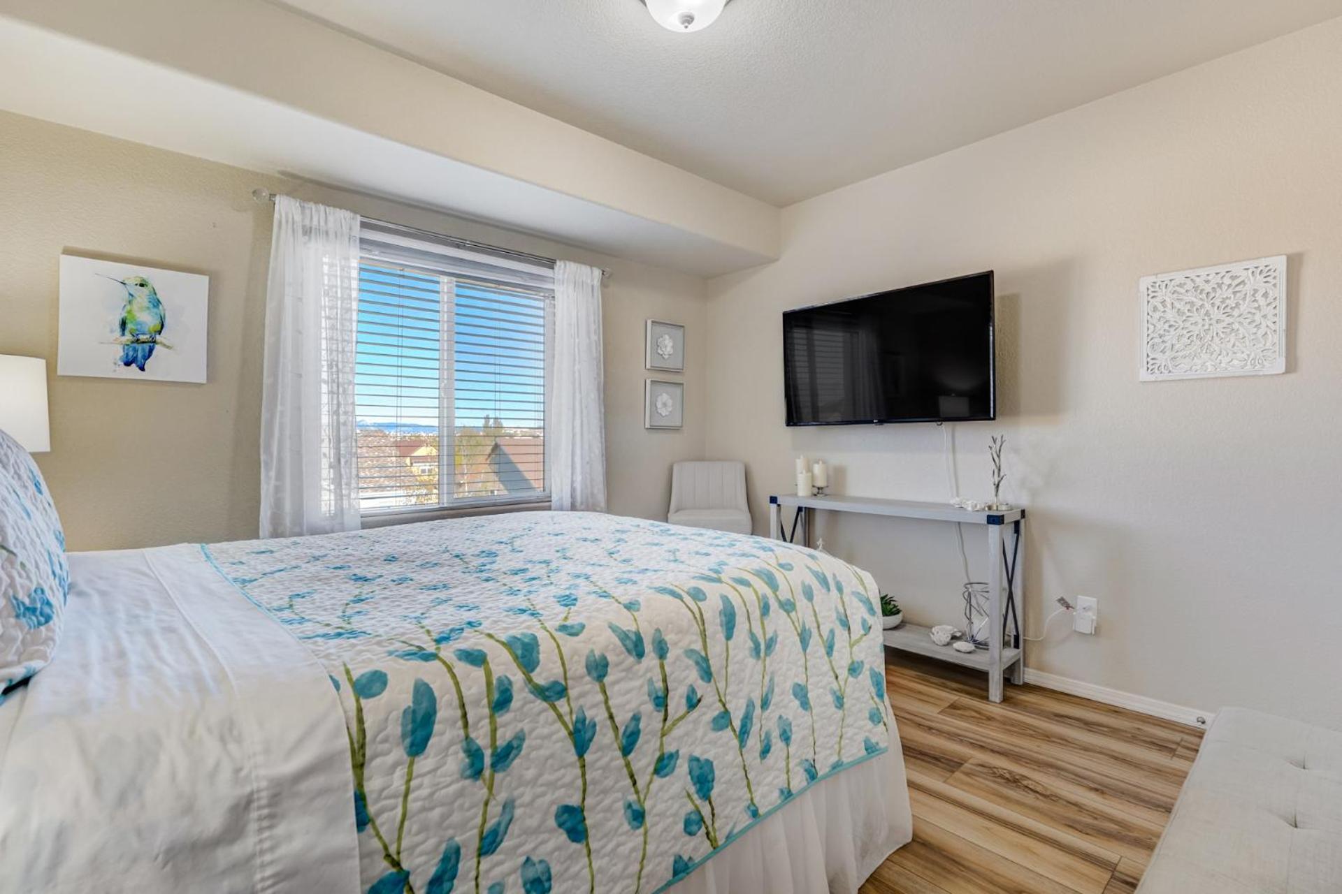 Holiday home Desirable And Spacious With Mountain Views, Deck, Grill And Yard - Walk To Coffee And Ice Cream!
