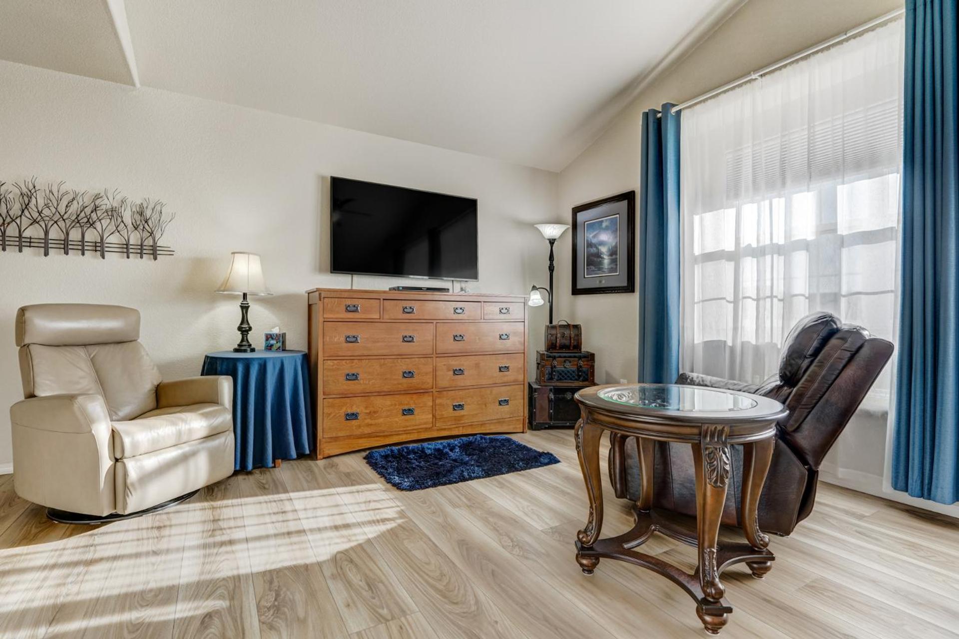 Holiday home Desirable And Spacious With Mountain Views, Deck, Grill And Yard - Walk To Coffee And Ice Cream! *