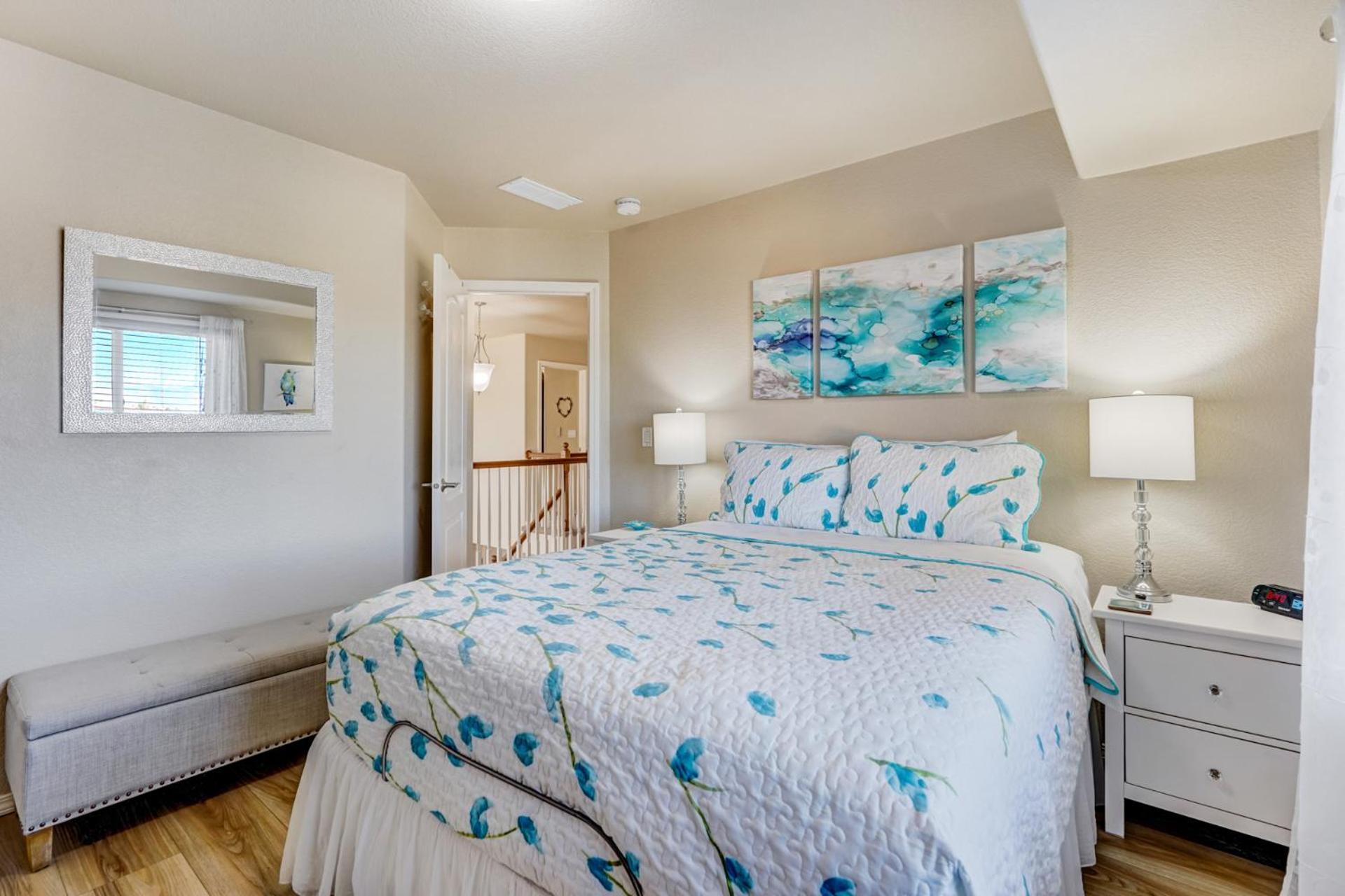 Desirable And Spacious With Mountain Views, Deck, Grill And Yard - Walk To Coffee And Ice Cream! Holiday home Colorado Springs