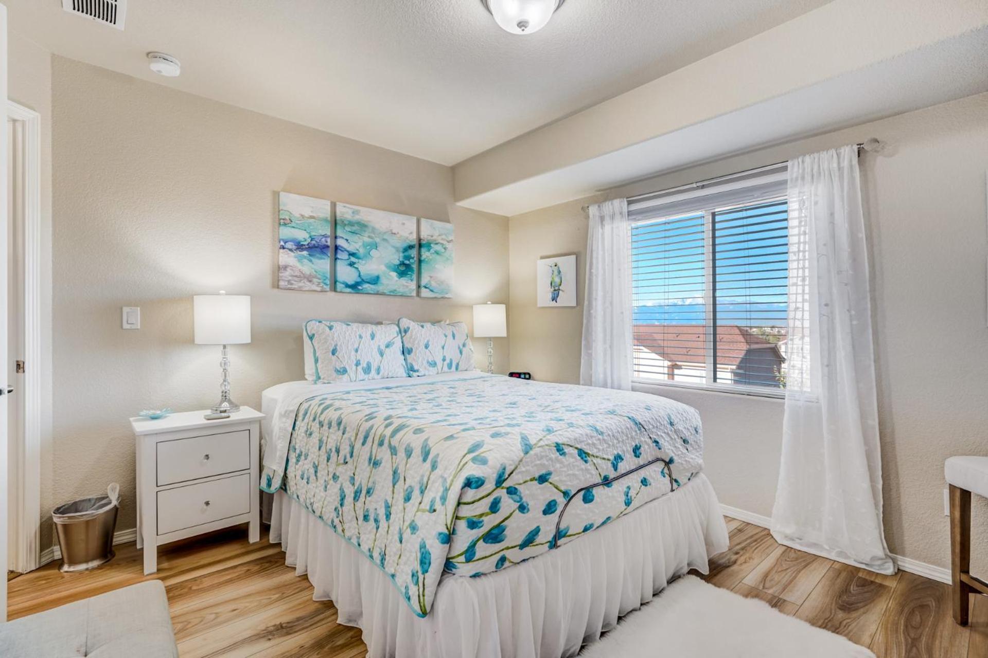 Holiday home Desirable And Spacious With Mountain Views, Deck, Grill And Yard - Walk To Coffee And Ice Cream! Colorado Springs