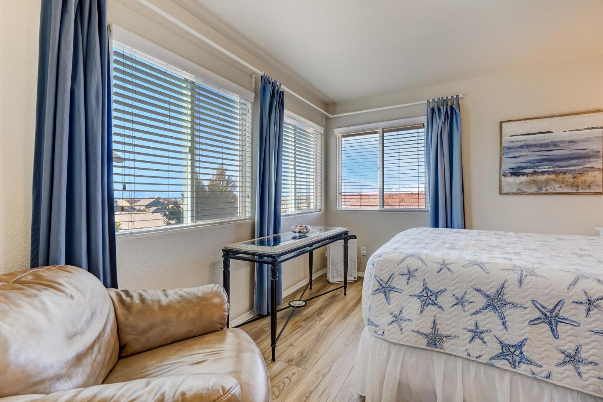 Desirable And Spacious With Mountain Views, Deck, Grill And Yard - Walk To Coffee And Ice Cream! *
