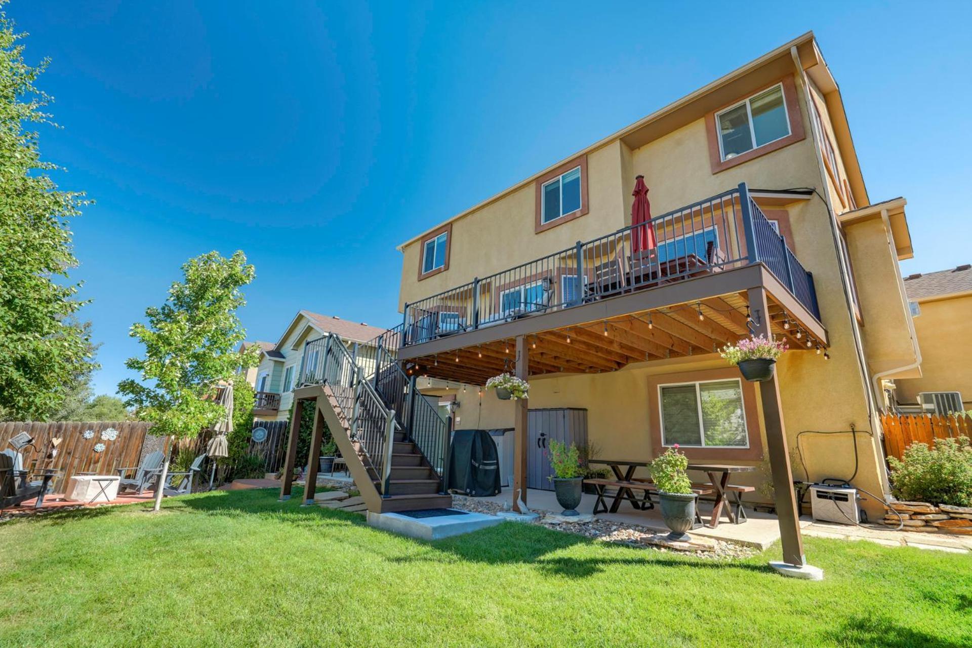 Desirable And Spacious With Mountain Views, Deck, Grill And Yard - Walk To Coffee And Ice Cream! Holiday home