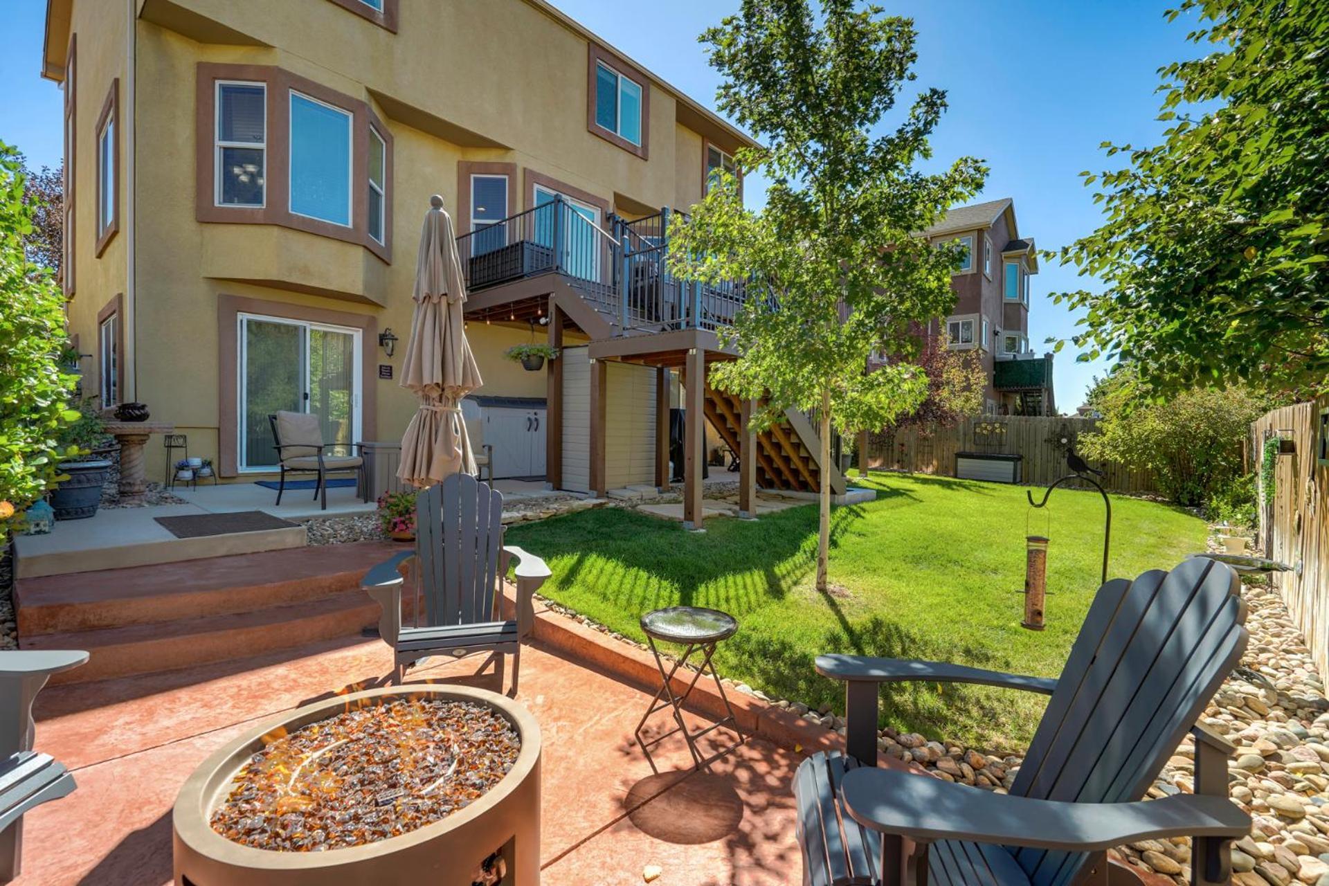 Holiday home Desirable And Spacious With Mountain Views, Deck, Grill And Yard - Walk To Coffee And Ice Cream! *