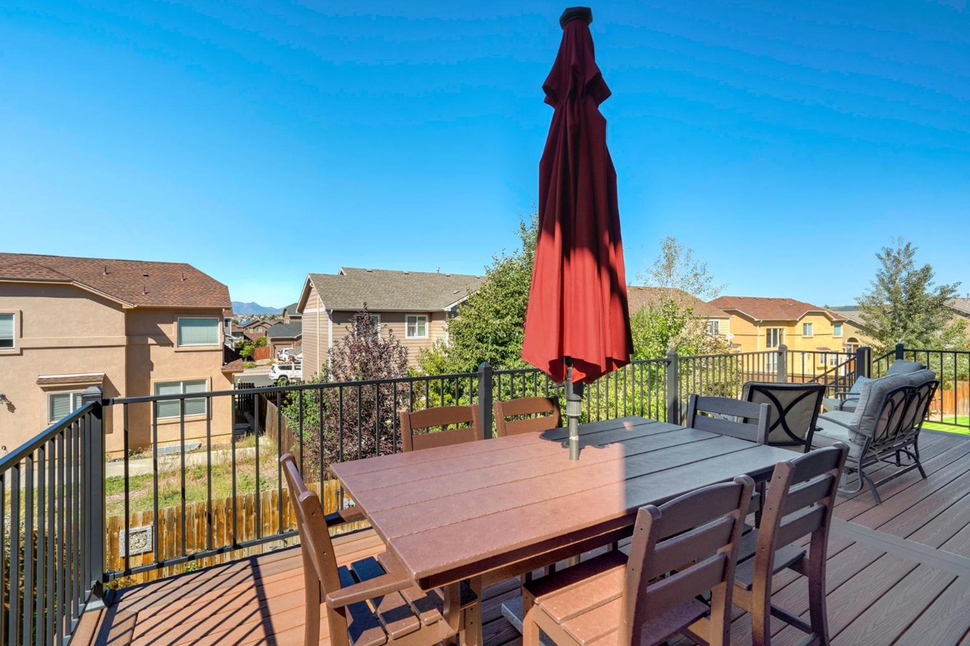Desirable And Spacious With Mountain Views, Deck, Grill And Yard - Walk To Coffee And Ice Cream! Holiday home Colorado Springs
