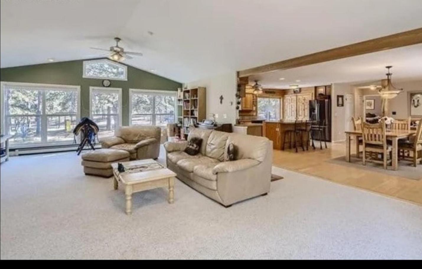 4 Bedroom 3 Bath With Hot Tub On 5 Acres Holiday home *