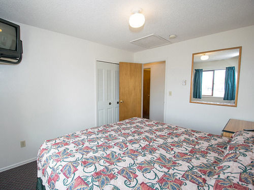 Travelodge By Wyndham Airport - Peterson Sfb Hotel 2*