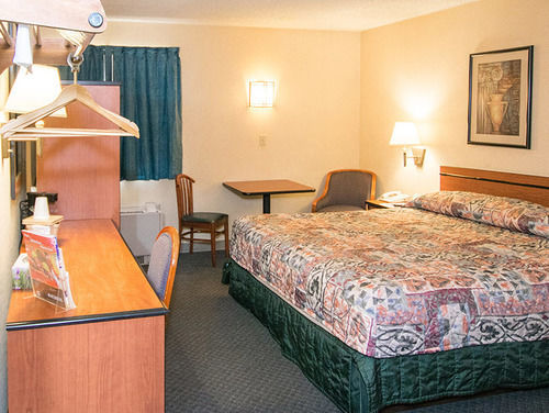 Travelodge By Wyndham Airport - Peterson Sfb 2* Colorado Springs