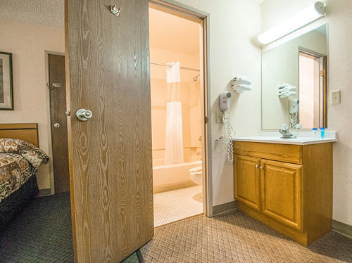 Travelodge By Wyndham Airport - Peterson Sfb Hotel