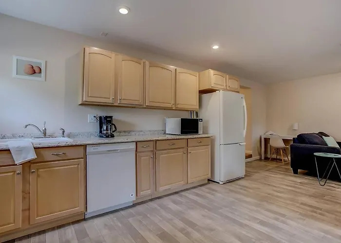 Bright & Private 2-Bedroom 1100-Sqft Cos Apartment