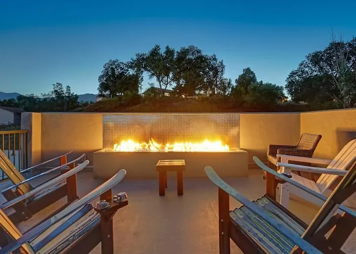 4Br Urban Rooftop Patio With Views