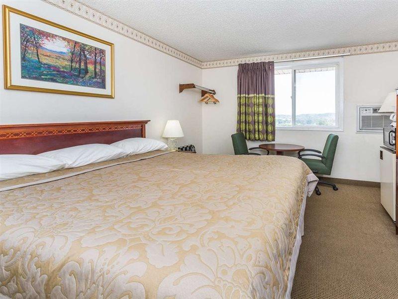 Super 8 By Wyndham Colorado Springs/chestnut Street Motel Colorado Springs