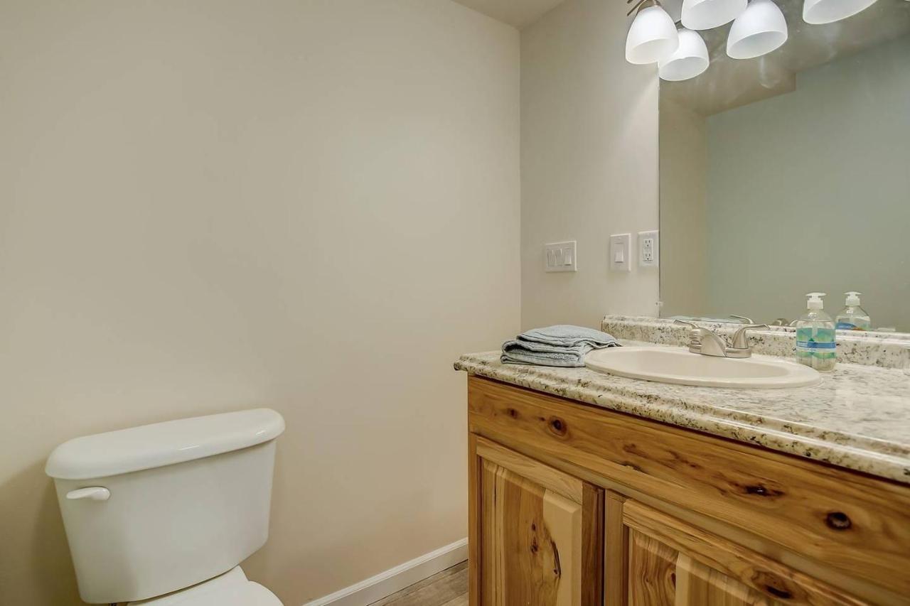 Bright & Private 2-bedroom 1100-sqft Cos Apartment