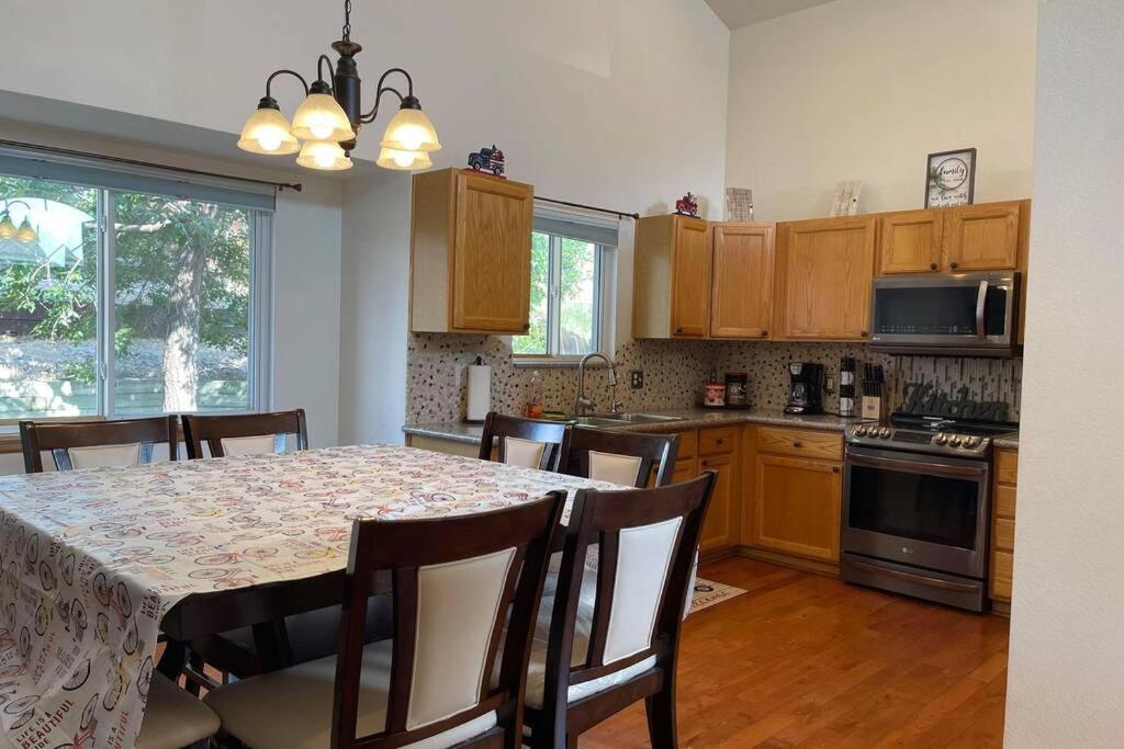 2 Master Suites/3 King Beds/4 Bath/mins To Airport Colorado Springs