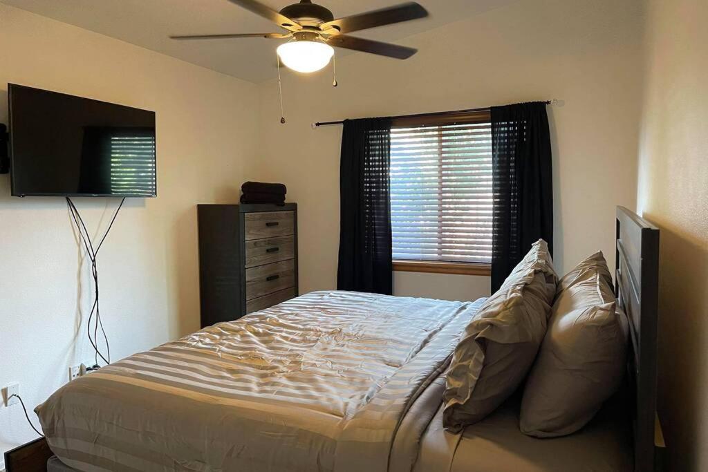 2 Master Suites/3 King Beds/4 Bath/mins To Airport Villa Colorado Springs