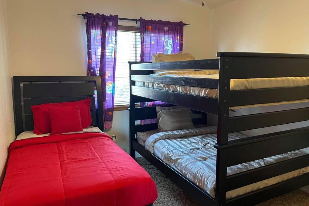 2 Master Suites/3 King Beds/4 Bath/mins To Airport * Colorado Springs
