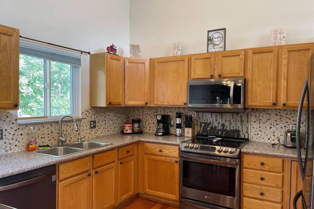 Villa 2 Master Suites/3 King Beds/4 Bath/mins To Airport Colorado Springs