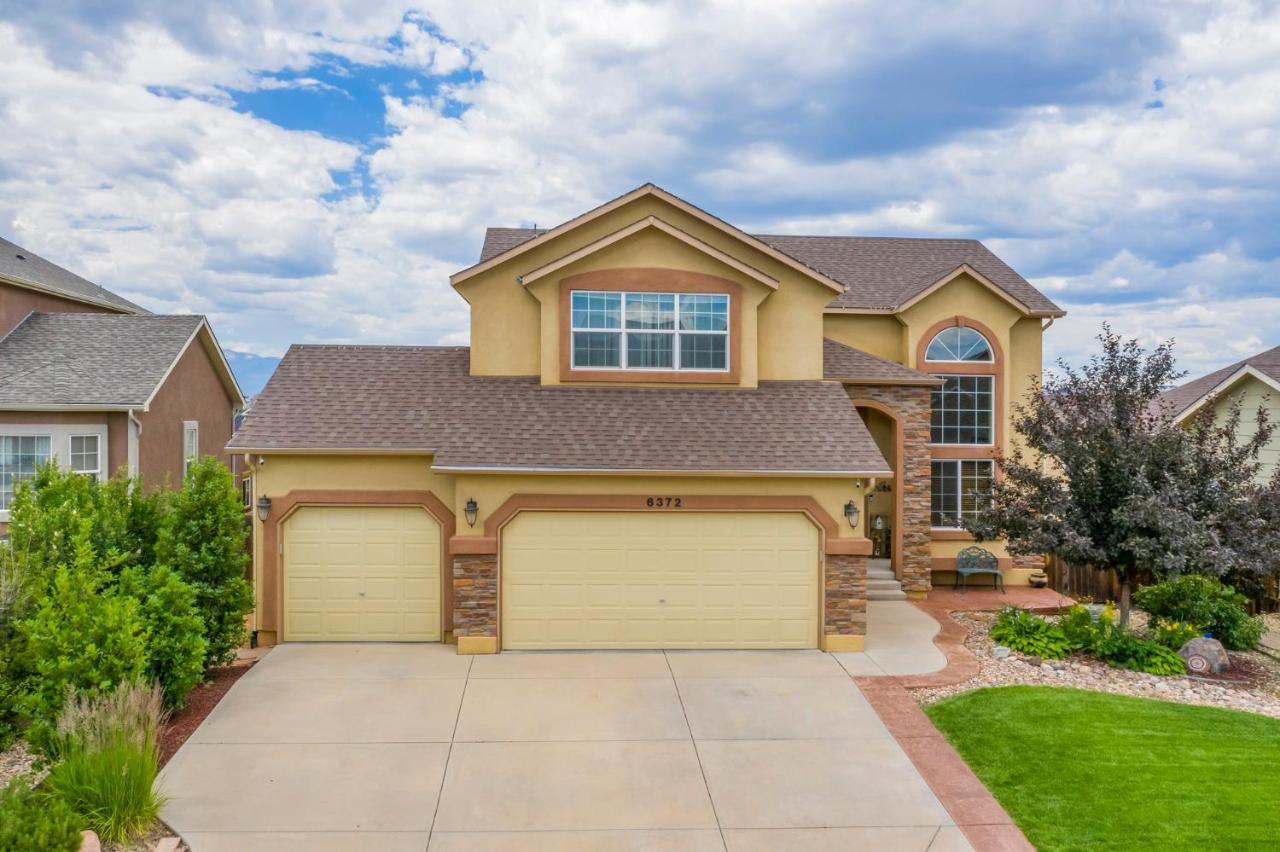 Holiday home Desirable And Spacious With Mountain Views, Deck, Grill And Yard - Walk To Coffee And Ice Cream! *