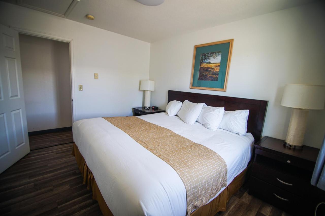 Travelodge By Wyndham Airport - Peterson Sfb Hotel 2*