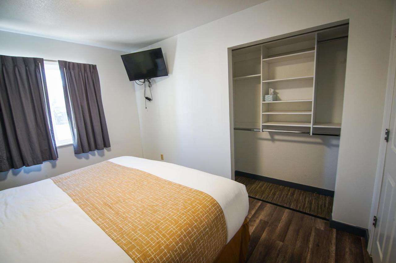 Travelodge By Wyndham Airport - Peterson Sfb Hotel 2*