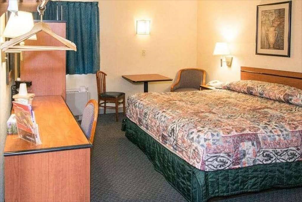 Travelodge By Wyndham Airport - Peterson Sfb Hotel 2*