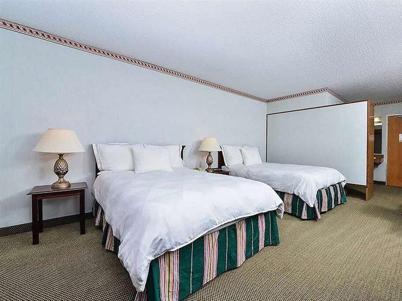 Travelodge By Wyndham Airport - Peterson Sfb 2* Colorado Springs