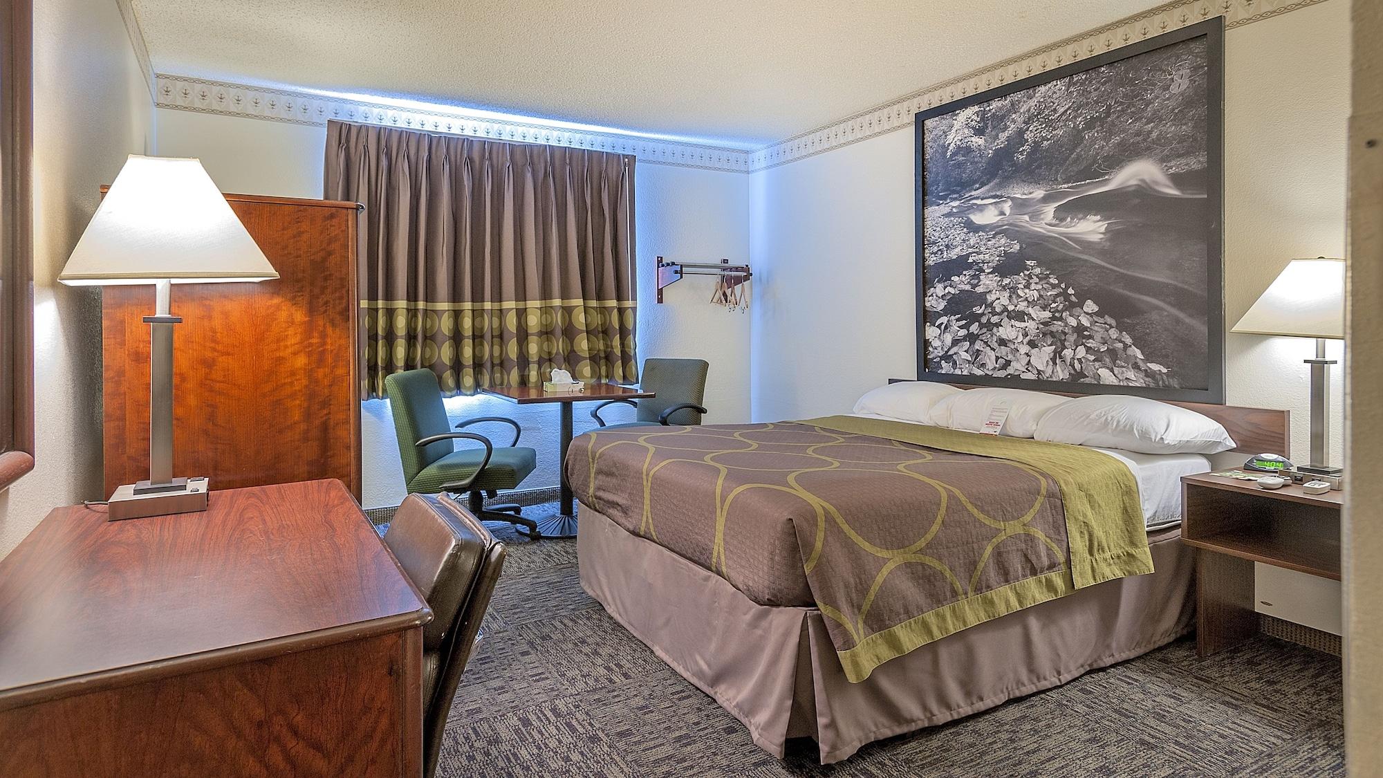 Super 8 By Wyndham Colorado Springs/chestnut Street