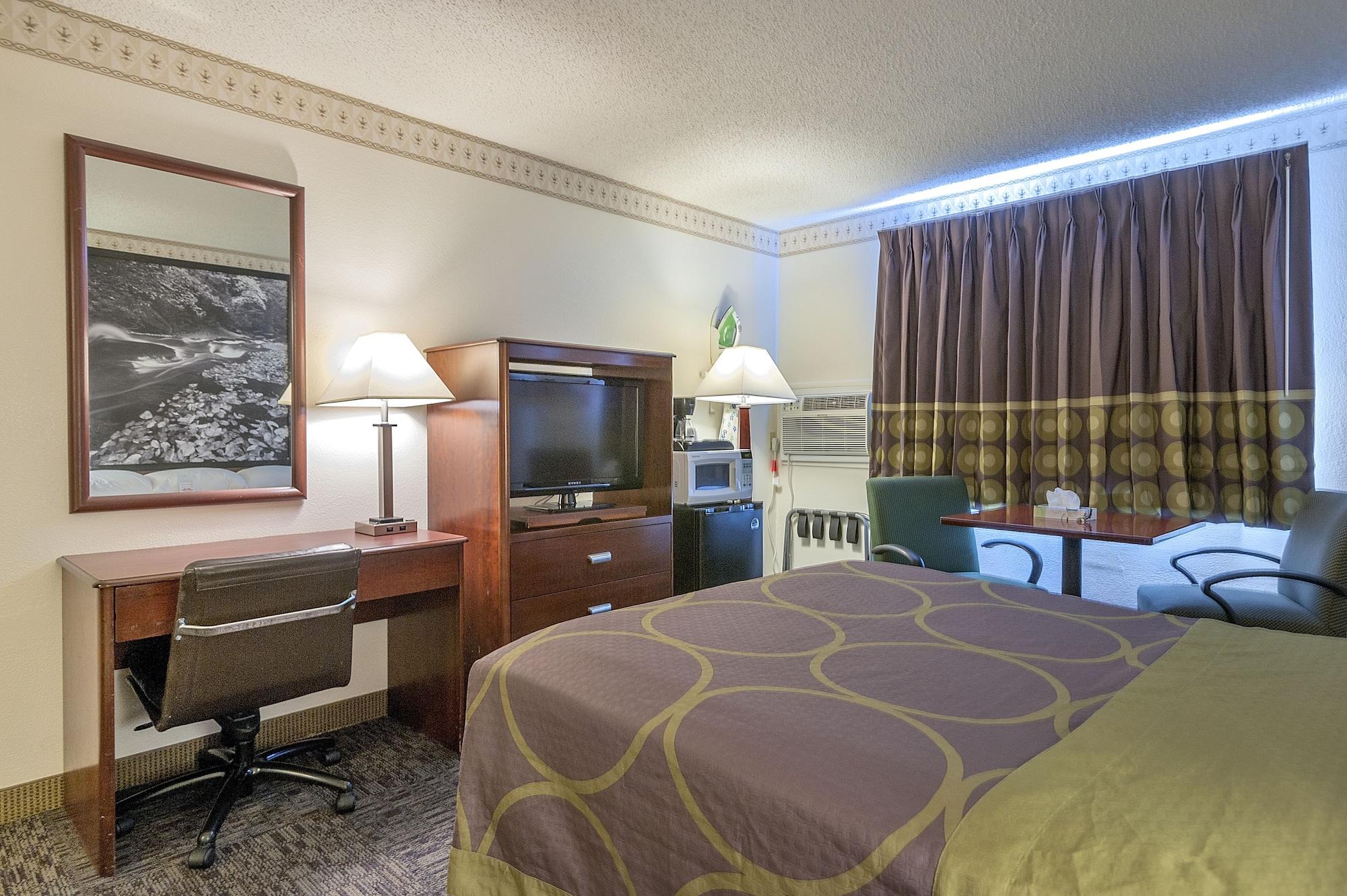 Super 8 By Wyndham Colorado Springs/chestnut Street