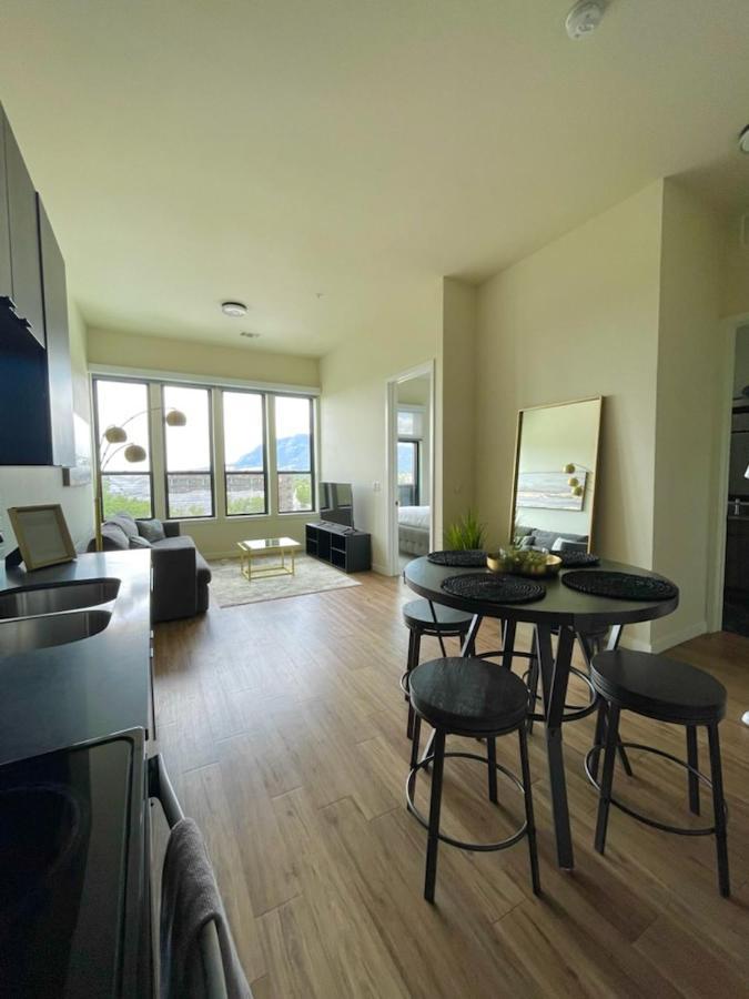 Luxurious Unit With Mountain View