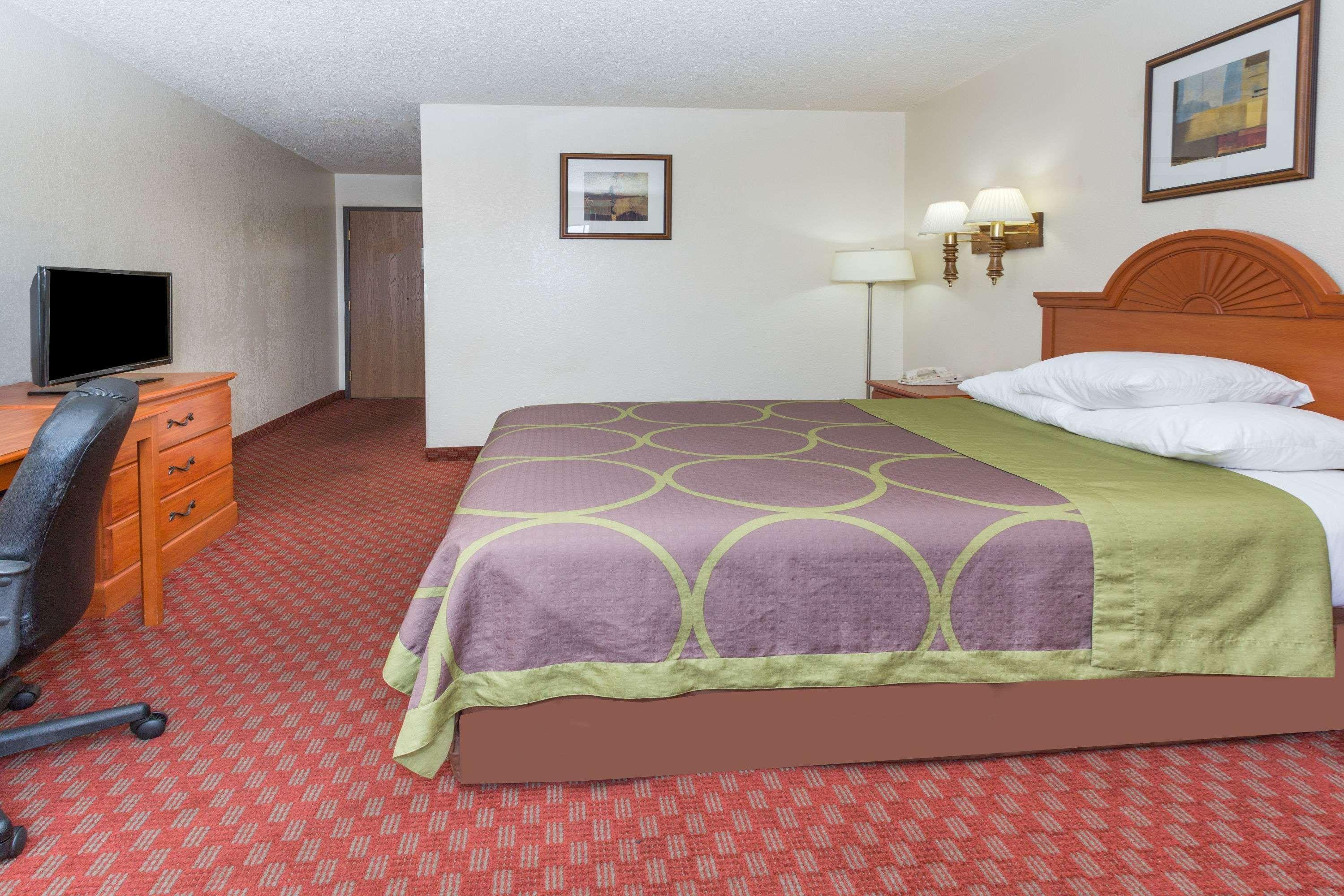 Super 8 By Wyndham Colorado Springs/afa Area 2*