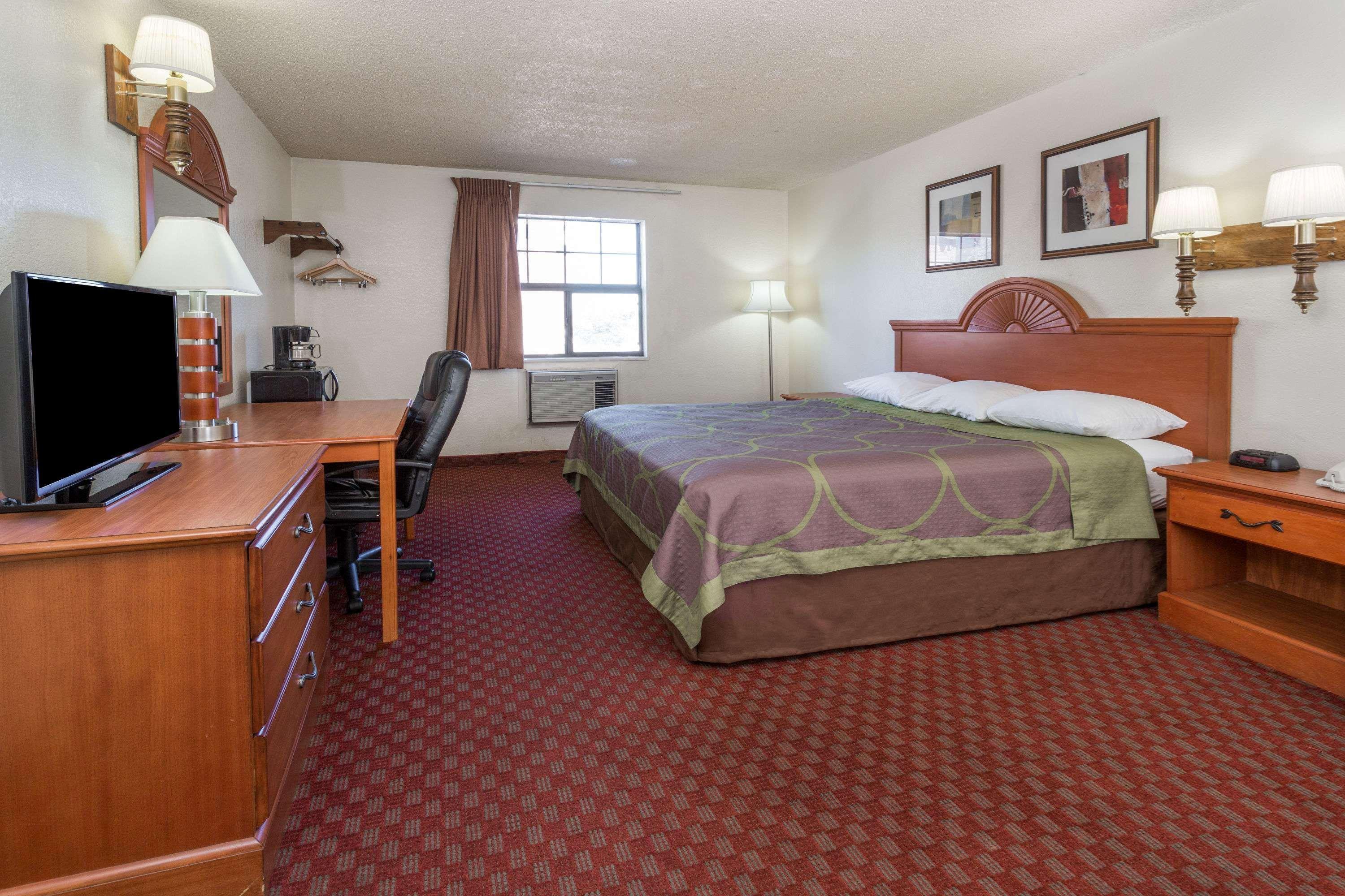 Super 8 By Wyndham Colorado Springs/afa Area