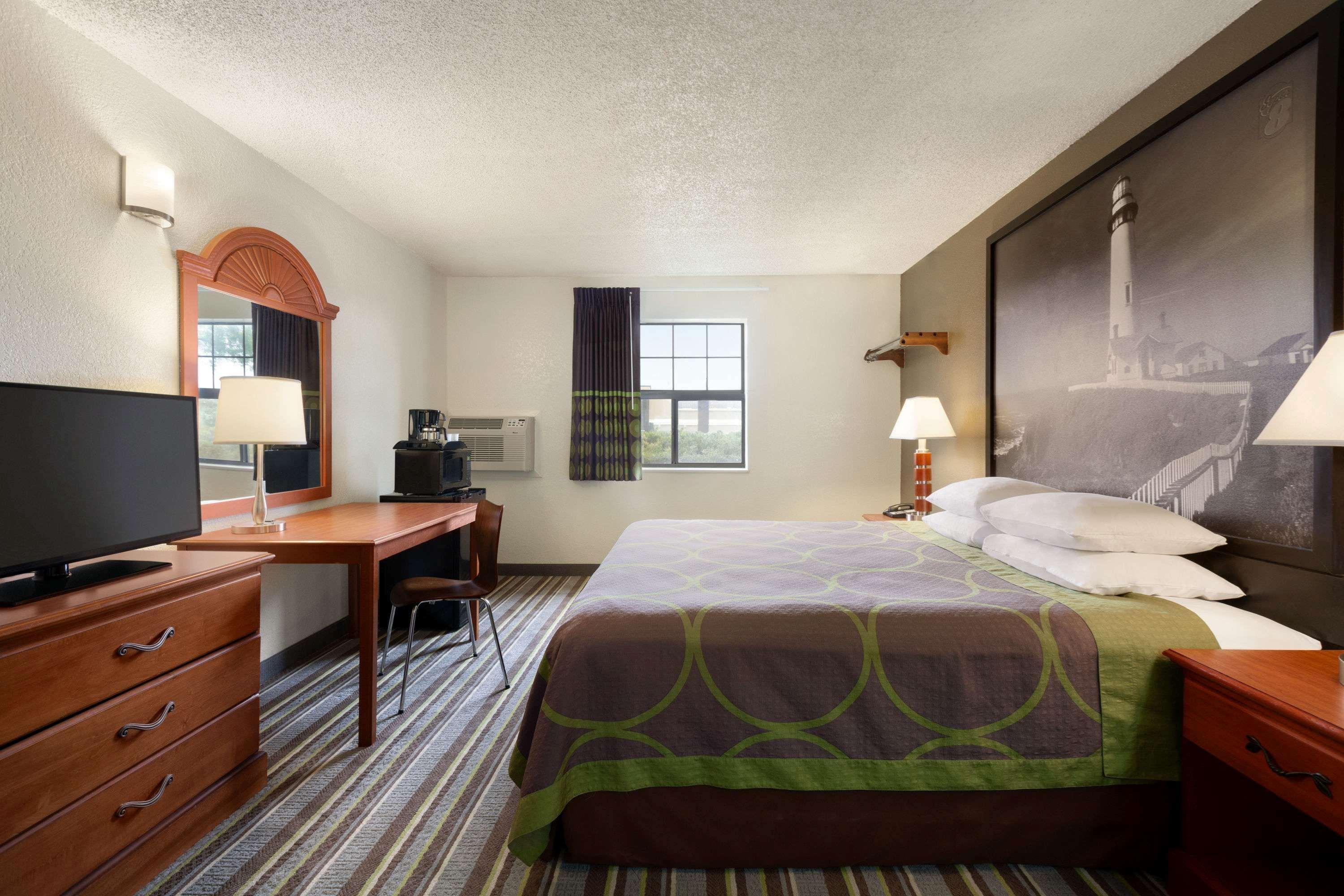 Super 8 By Wyndham Colorado Springs/afa Area 2*