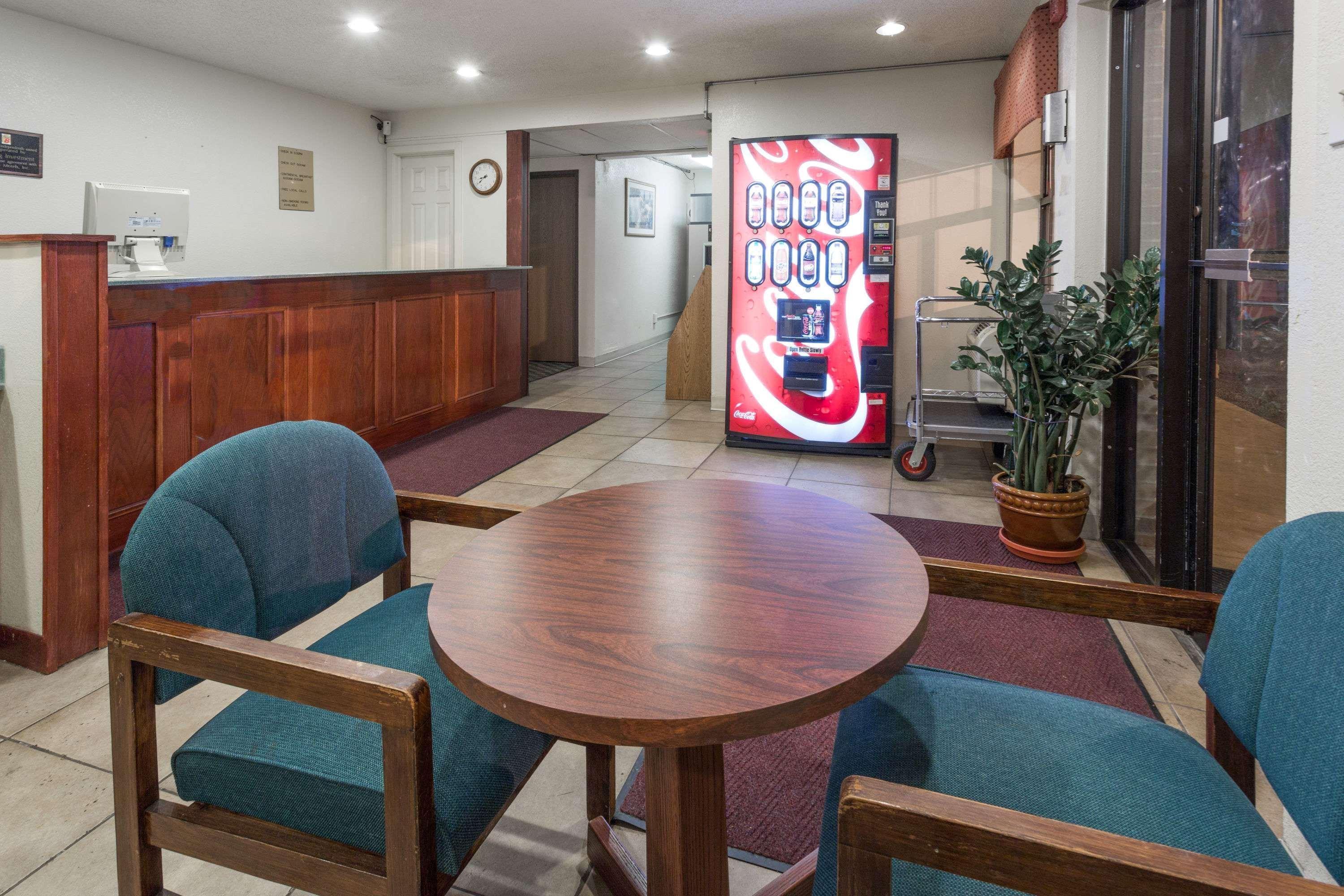 Super 8 By Wyndham Colorado Springs/afa Area 2*