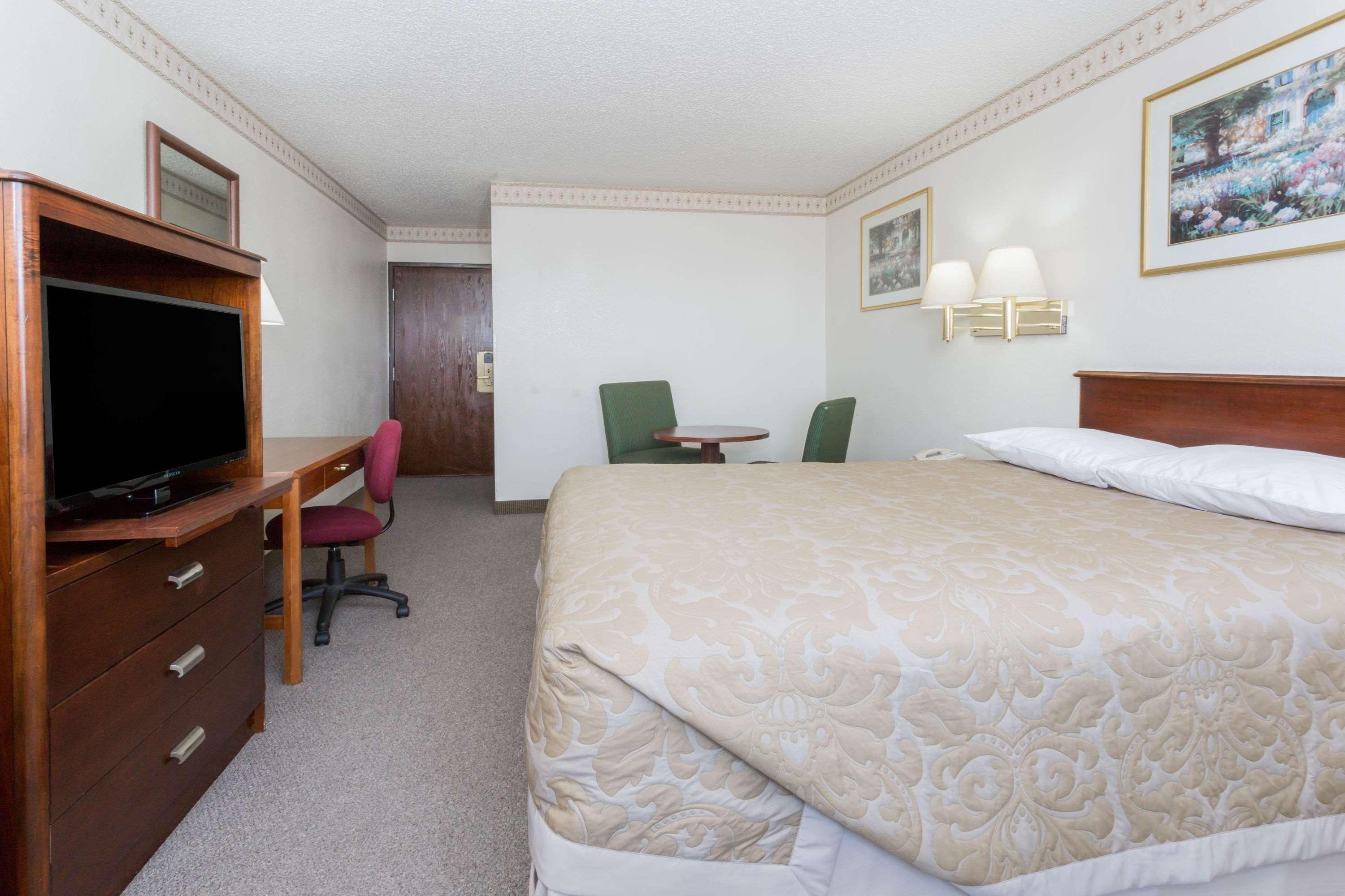 Super 8 By Wyndham Colorado Springs/chestnut Street