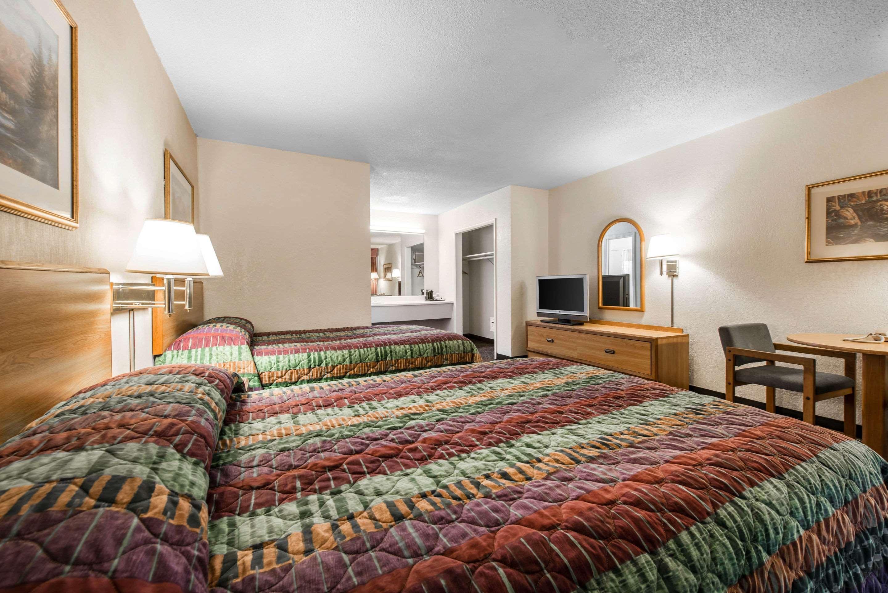 Rodeway & 2* Colorado Springs