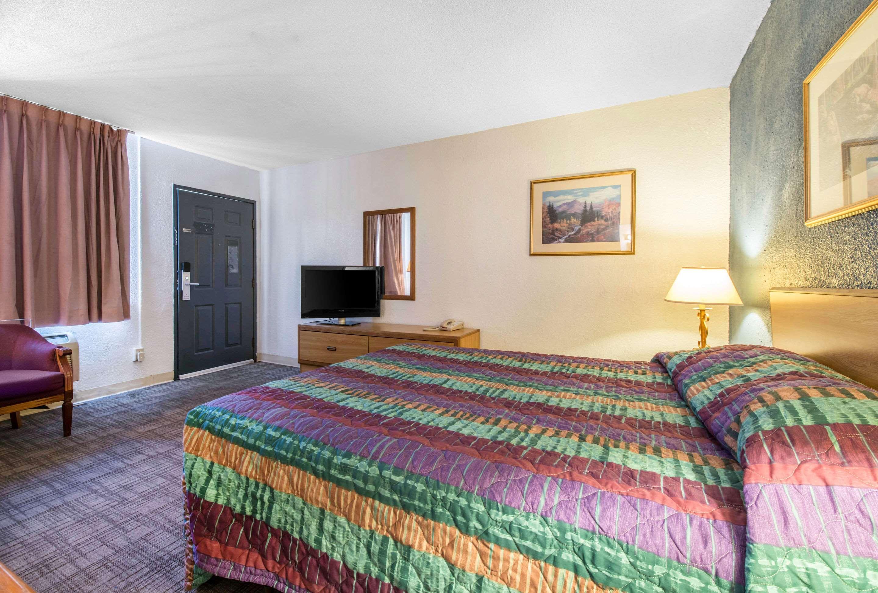 Rodeway & Hotel 2*