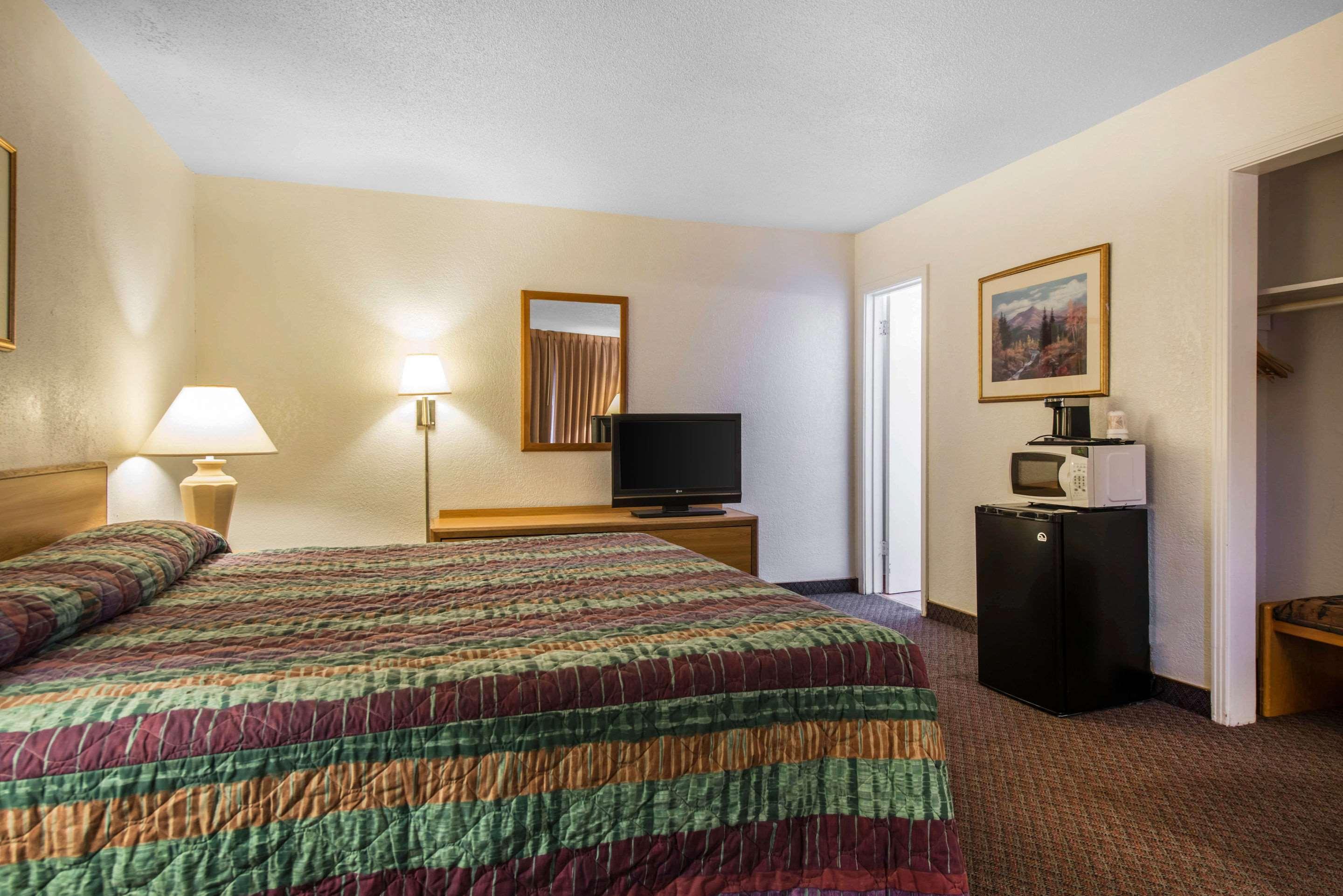 Rodeway & Hotel Colorado Springs