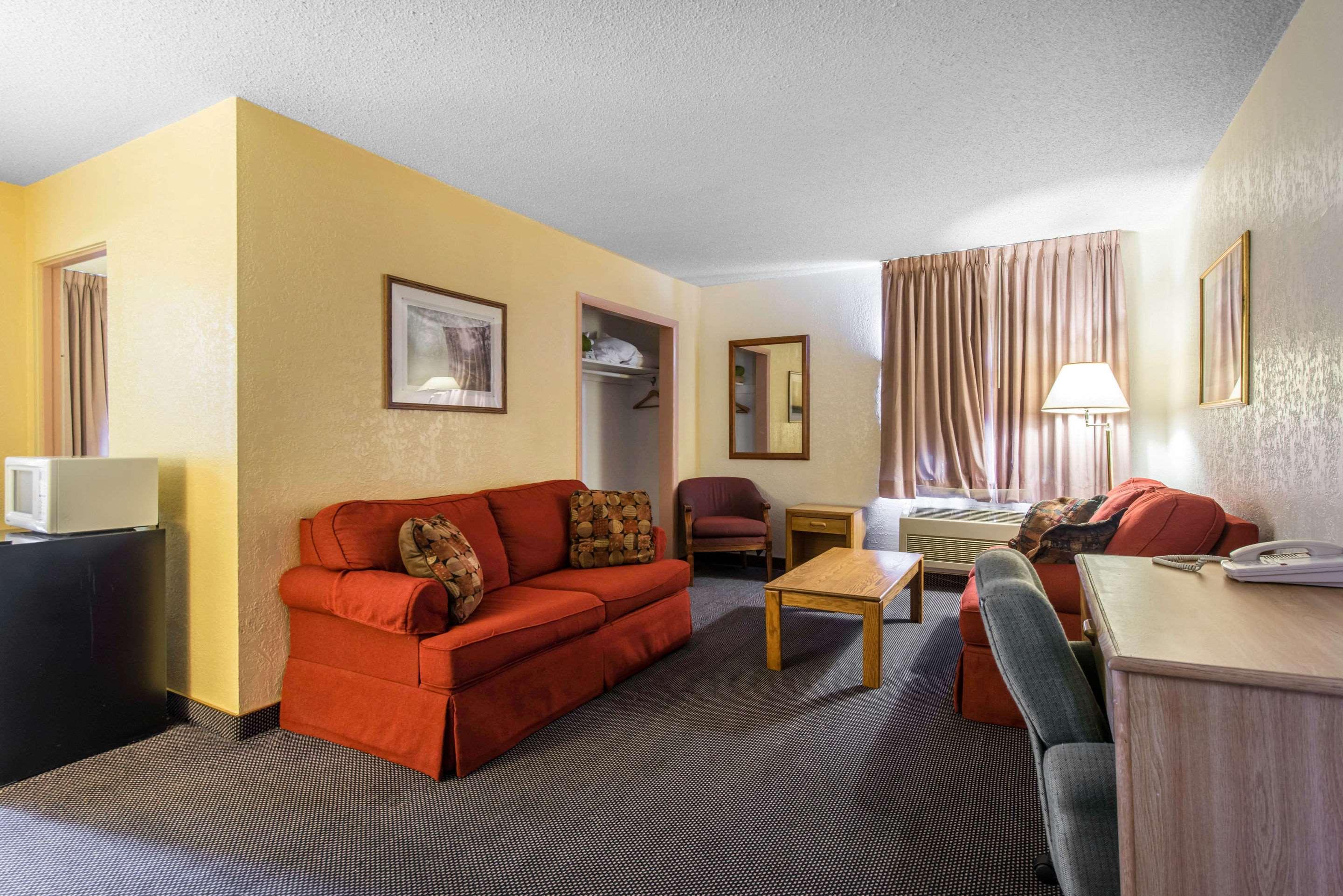 Rodeway & Hotel