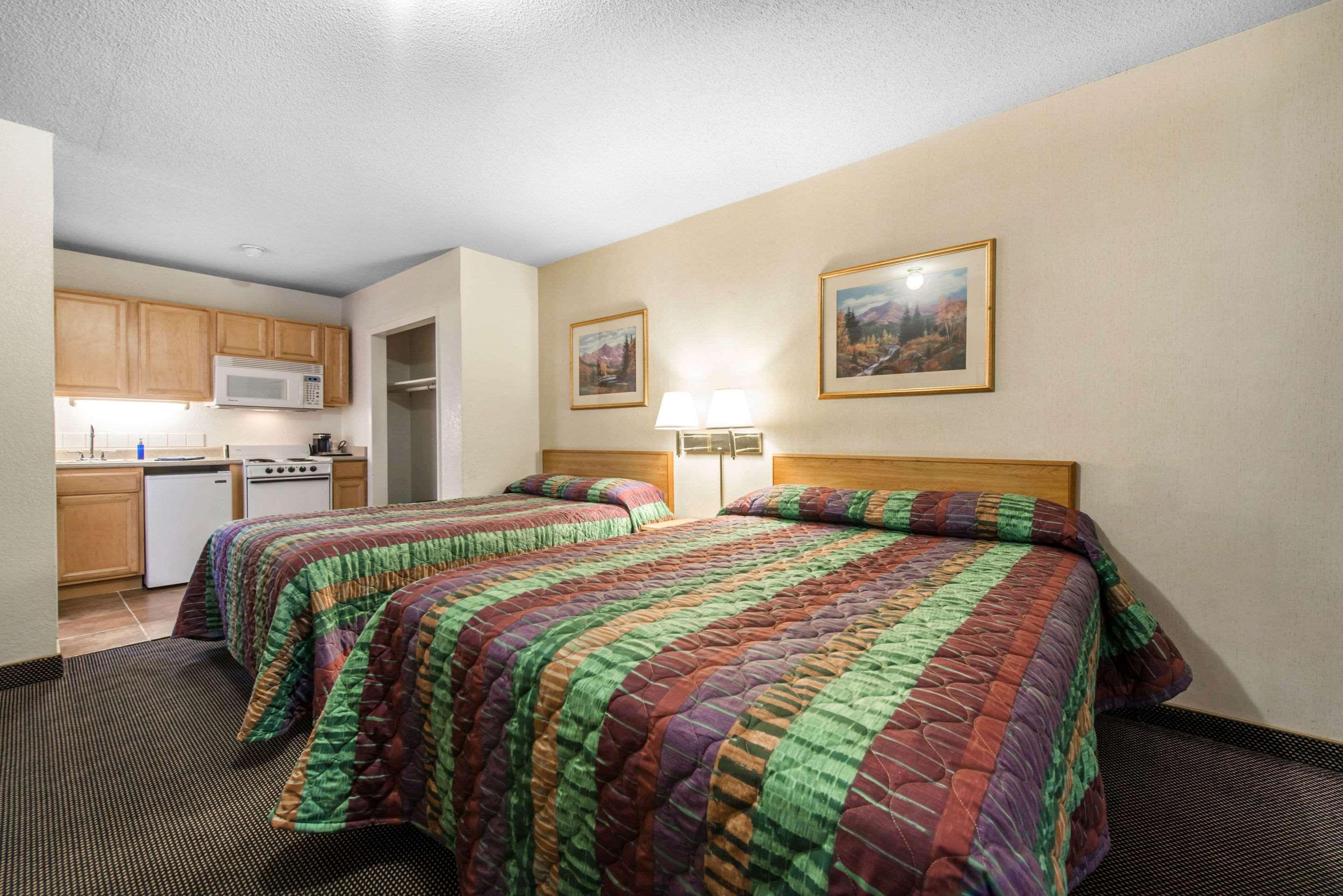 Rodeway & Hotel