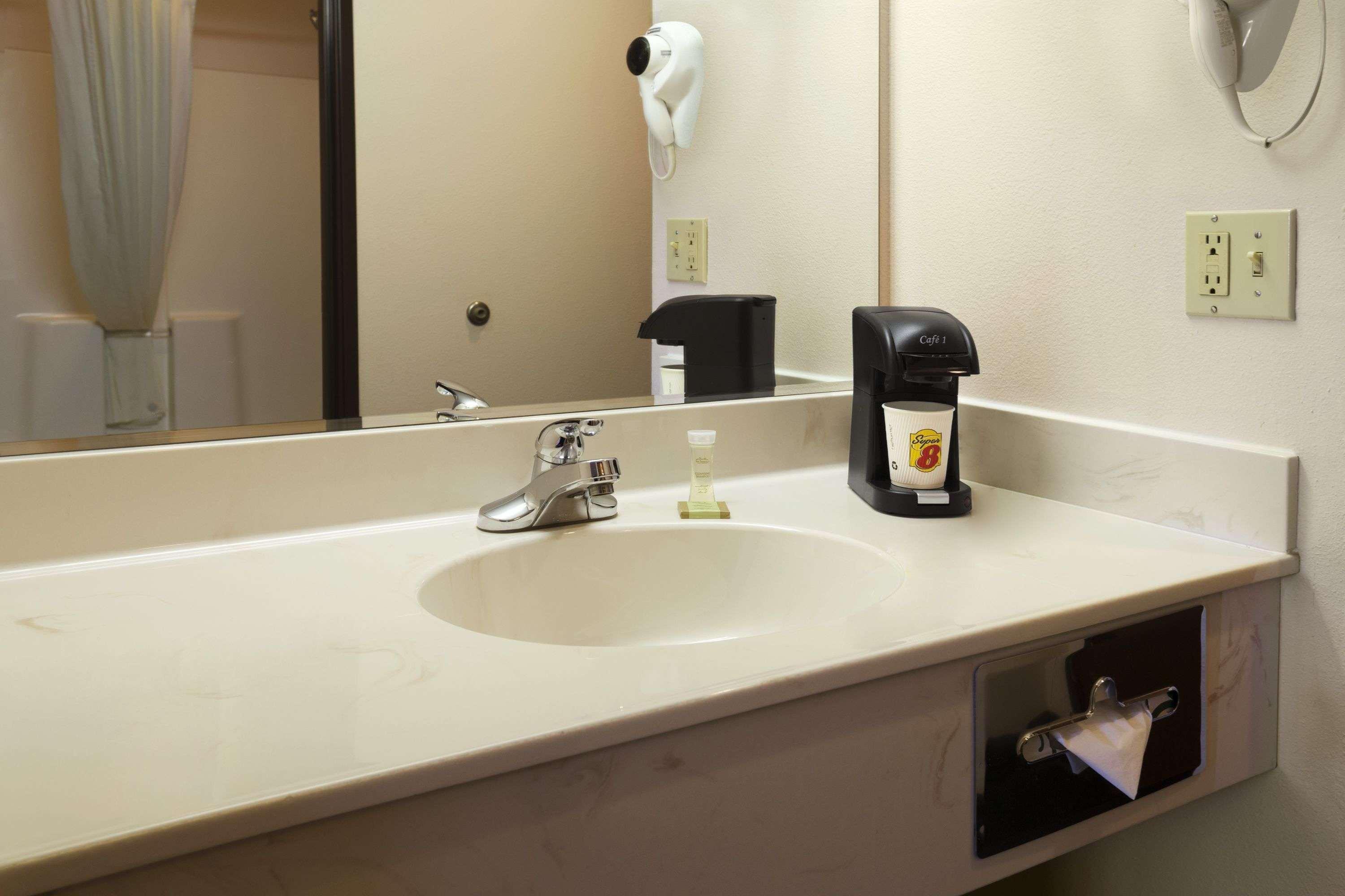 Motel Super 8 By Wyndham Airport